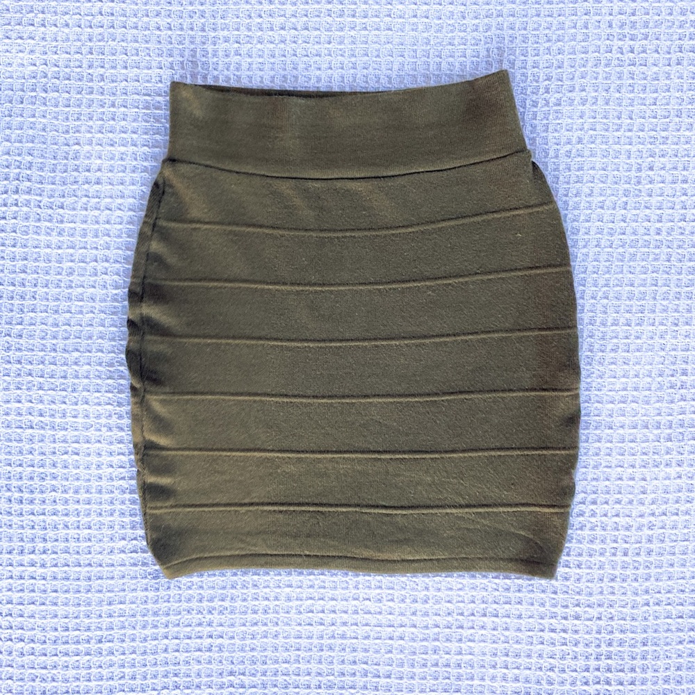 💚 Green bodycon miniskirt with horizontal boning details. Size Small